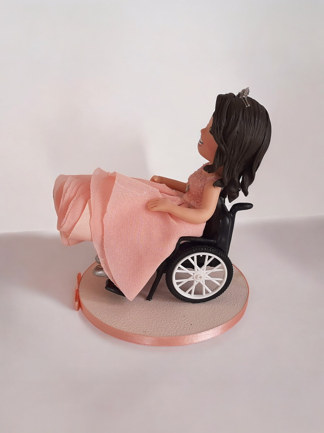 Biscuit debutante com vestido delicado